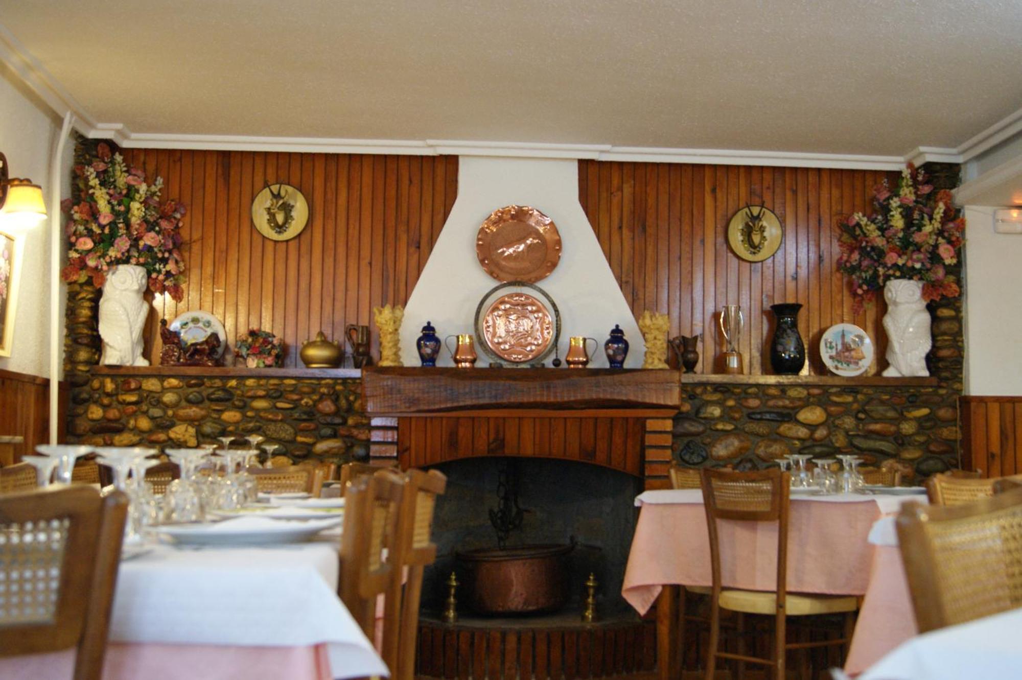 Hostal Pirineos Meliz Bielsa Buitenkant foto