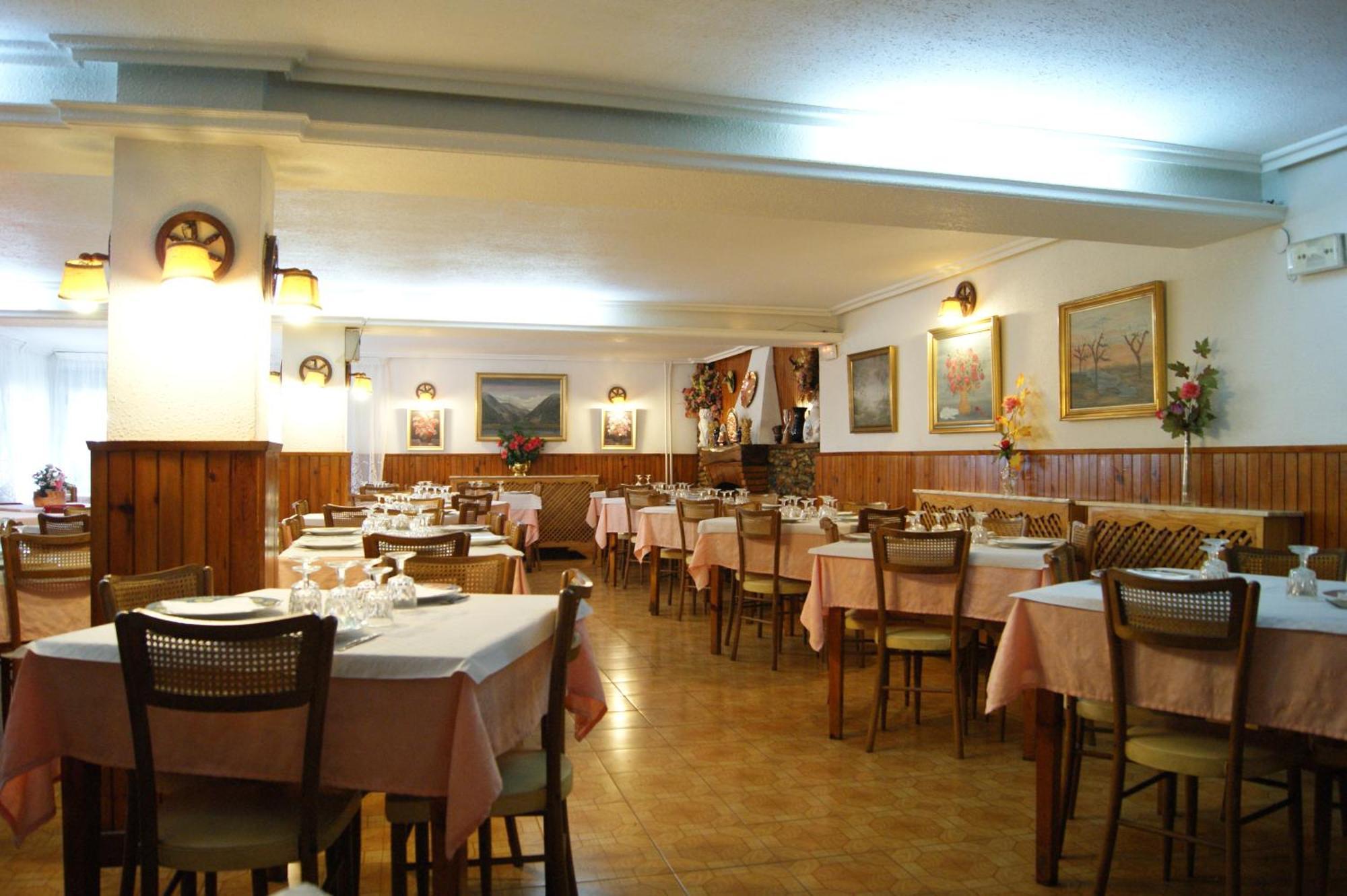 Hostal Pirineos Meliz Bielsa Buitenkant foto